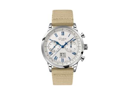 Glashütte Original Senator Chronograph Automatik Edelstahl 41mm weißes Zifferblatt beiges Textilband – Herrenuhren Chronograph aus Edelstahl. Das Gehäuse ist rund und silber. Das Textilarmband ist beige. Das Zifferblatt ist römisch Index und silber.