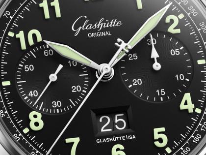 Glashütte Original Senator Chronograph Navigator Automatik Edelstahl 41mm schwarzes Zifferblatt beiges Textilband – Herrenuhren Chronograph aus Edelstahl. Das Gehäuse ist rund und silber. Das Textilarmband ist beige. Das Zifferblatt ist arabisch und schwarz. – Ansicht 2