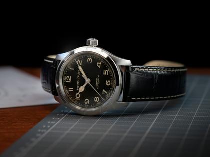Hamilton Khaki Field Murph Automatik Edelstahl 38mm schwarzes Zifferblatt schwarzes Lederband – Herrenuhren Uhr ohne Datum aus Edelstahl und Leder. Das Gehäuse ist rund und silber. Das Lederarmband ist schwarz. Das Zifferblatt ist arabisch und schwarz. – Ansicht 10