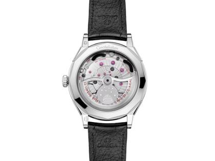 Omega Constellation Observatory Automatik Edelstahl 39mm schwarzes Zifferblatt schwarzes Lederband – Herrenuhren Uhr ohne Datum aus 750 Weißgold, Edelstahl, Keramik und Leder. Das Gehäuse ist rund und silber. Das Lederarmband Kroko / Alligator ist schwarz. Das Zifferblatt ist ein Index in schwarz. – Ansicht 2