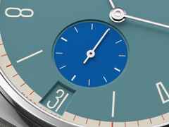 Nomos Glashütte Tangente 38 Datum "175 Years Watchmaking - Super Sardine" Handaufzug Edelstahl blaues Zifferblatt graues Textilband Glasboden – Herrenuhren Uhr mit Datum aus Edelstahl. Das Gehäuse ist rund und silber. Das Textilarmband ist grau. Das Zifferblatt ist arabisch Index und blau. – Ansicht 6