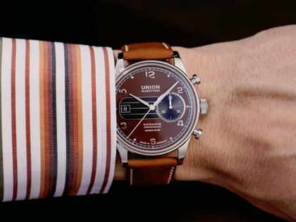 Union Glashütte Noramis Chronograph Sachsen Classic 2023 Limited Edition Automatik Edelstahl 42mm braunes Zifferblatt braunes Lederband – Herrenuhren Chronograph aus Edelstahl. Das Gehäuse ist rund und silber. Das Lederarmband ist braun. Das Zifferblatt ist arabisch Index und braun. – Ansicht 6