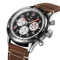 Breitling Super Avi B04 Chronograph GMT 46 Mosquito schwarzes Zifferblatt braunes Lederband – Herrenuhren Chronograph aus Edelstahl und Keramik. Das Gehäuse ist rund und silber. Das Lederarmband ist braun. Das Zifferblatt ist arabisch und schwarz. – Ansicht 2