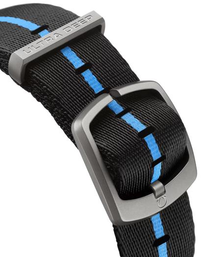 Omega Seamaster Planet Ocean 6000M Ultra Deep Automatik Titan 45,5mm schwarzes Zifferblatt NATO Armband – Herrenuhren Uhr ohne Datum aus Titan. Das Gehäuse ist rund und silber. Das Textilarmband ist schwarz. Das Zifferblatt ist arabisch Index und schwarz. – Ansicht 4