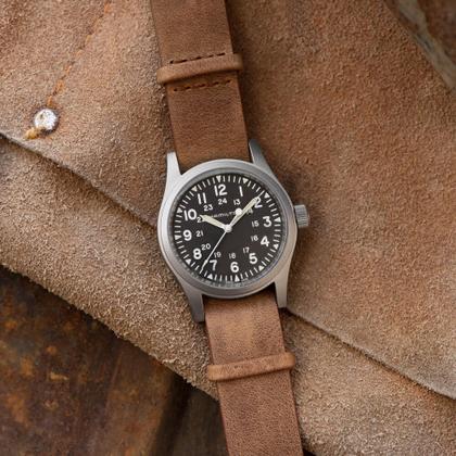 Hamilton Khaki Field Mechanical Handaufzug Edelstahl 38mm schwarzes Zifferblatt braunes Lederband – Herrenuhren Uhr ohne Datum aus Edelstahl und PVD beschichtet. Das Gehäuse ist rund und silber. Das Lederarmband ist braun. Das Zifferblatt ist arabisch und schwarz. – Ansicht 6