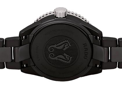 Rado Captain Cook  Diver Keramik schwarz Keramikband – Herrenuhren Uhr mit Datum aus Keramik. Das Gehäuse ist rund und schwarz. Das Keramikarmband ist schwarz. Das Zifferblatt ist ein Index in schwarz. – Ansicht 3