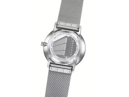Junghans FORM Quarz Edelstahl 39mm weißes Zifferblatt Metallband – Herrenuhren Uhr mit Datum aus Edelstahl. Das Gehäuse ist rund und silber. Das Edelstahlarmband ist silber. Das Zifferblatt ist ein Index in weiß. – Ansicht 2