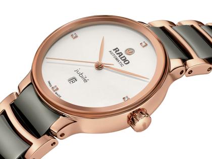 Rado Centrix Diamonds Automatik Edelstahl Roségold-PVD 30,5mm weißes Zifferblatt mit Brillanten Metallband – Damenuhren Uhr mit Datum aus Edelstahl, Keramik und PVD beschichtet. Das Gehäuse ist rund und roségold. Das Keramikarmband ist grau. Das Zifferblatt ist ein Index in weiß. – Ansicht 2