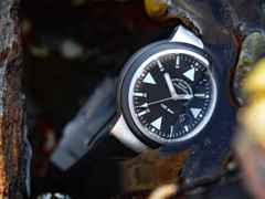 Mühle Glashütte S.A.R. Rescue-Timer Automatik Edelstahl 42mm schwarzes Zifferblatt schwarzes Kautschukband – Herrenuhren Uhr mit Datum aus Edelstahl und Kautschuk. Das Gehäuse ist rund und silber. Das Kautschuk / Kunststoff / Silikon Armband ist schwarz. Das Zifferblatt ist ein Index in schwarz. – Ansicht 5