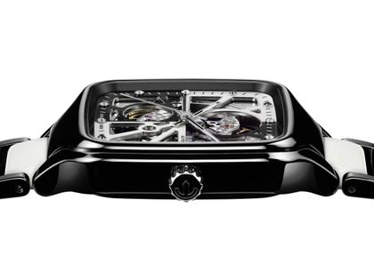Rado True Square Open Heart Diamonds Automatik Keramik 38mm schwarzes Zifferblatt schwarzes Keramikband limitiert – Herrenuhren Uhr ohne Datum aus Keramik und Titan. Das Gehäuse ist quadratisch und schwarz. Das Keramikarmband ist schwarz. Das Zifferblatt ist skelettiert und schwarz. – Ansicht 3