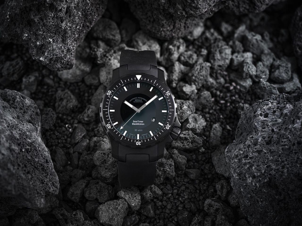 Mühle Glashütte Sea-Timer Blackmotion Automatik Edelstahl PVD-Schwarz 44mm schwarzes Zifferblatt schwarzes Kautschukband – Herrenuhren Uhr mit Datum aus Edelstahl, PVD beschichtet und Titancarbid beschichtet. Das Gehäuse ist rund und schwarz. Das Kautschuk / Kunststoff / Silikon Armband ist schwarz. Das Zifferblatt ist ein Index in schwarz. – Ansicht 2