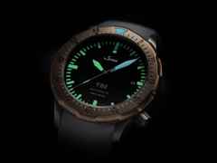 Sinn Spezialuhren T50 GBDR Automatik Titan 41mm schwarzes Zifferblatt Metallband – Herrenuhren Uhr mit Datum aus Bronze und Titan. Das Gehäuse ist rund und bronze. Das Titanarmband ist grau. Das Zifferblatt ist ein Index in schwarz. – Ansicht 4