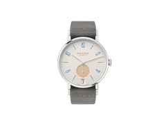 Nomos Glashütte Tangente 38 Datum "175 Years Watchmaking - Schulhausweiß" Handaufzug Edelstahl cremeweißes Zifferblatt graues Textilband Glasboden – Herrenuhren Uhr mit Datum aus Edelstahl. Das Gehäuse ist rund und silber. Das Textilarmband ist grau. Das Zifferblatt ist arabisch Index und beige.