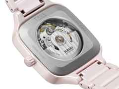 Rado True Square Open Heart Automatik Keramik 38mm rosa Zifferblatt rosa Keramikband – Herrenuhren Uhr ohne Datum aus Keramik, rhodiniert und Titan. Das Gehäuse ist quadratisch und rosa. Das Keramikarmband ist rosa. Das Zifferblatt ist skelettiert und rosa. – Ansicht 4