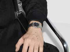 Gucci G-Flat Quarz Edelstahl 30mm schwarzes Zifferblatt Metallband YA166505 – Damenuhren Uhr mit Datum aus Edelstahl. Das Gehäuse ist rechteckig und silber. Das Edelstahlarmband ist silber. Das Zifferblatt ist römisch Index und schwarz. – Ansicht 4