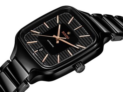 Rado True Square Automatic Keramik schwarz 38mm Keramikband schwarz – Damenuhren Uhr mit Datum aus Keramik und Titan. Das Gehäuse ist quadratisch und schwarz. Das Keramikarmband ist schwarz. Das Zifferblatt ist ein Index in schwarz. – Ansicht 2