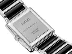 Rado Integral Quarz Edelstahl 28,5 x 31,5mm schwarzes Zifferblatt mit Brillanten Metallband – Damenuhren Uhr mit Datum aus Edelstahl und Keramik. Das Gehäuse ist rechteckig und silber. Das Edelstahlarmband ist schwarz. Das Zifferblatt ist ein Index in schwarz. – Ansicht 4