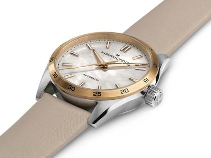 Hamilton Jazzmaster Performer Auto Edelstahl 34mm Perlmutt-Zifferblatt beiges Lederband – Damenuhren Uhr ohne Datum aus Edelstahl und Leder. Das Gehäuse ist rund und silber. Das Lederarmband ist beige. Das Zifferblatt ist ein Index in weiß. – Ansicht 2