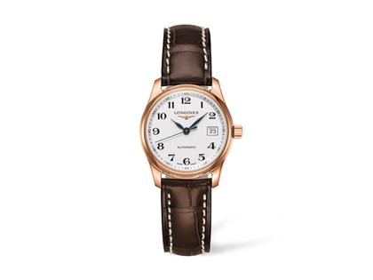 Longines Master Collection Automatik 29 mm Roségold weiß arabisch Lederband – Damenuhren Uhr mit Datum aus 750 Rotgold und Edelstahl. Das Armband ist ein Lederarmband. Der Zifferblatt ist arabisch.