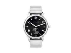 Nomos Glashütte Club Sport neomatik 42 Datum Automatik Edelstahl 42mm schwarzes Zifferblatt Metallband – Herrenuhren Uhr mit Datum aus Edelstahl. Das Gehäuse ist rund und silber. Das Edelstahlarmband ist silber. Das Zifferblatt ist arabisch Index und schwarz.
