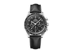 Omega Speedmaster Moonwatch Professional Chronograph Handaufzug Edelstahl 42mm schwarzes Zifferblatt schwarzes Lederband – Herrenuhren Chronograph aus Edelstahl und eloxiertes Aluminium. Das Gehäuse ist rund und silber. Das Lederarmband ist schwarz. Das Zifferblatt ist ein Index in schwarz.