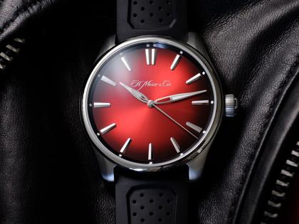 H. Moser & Cie. Pioneer Centre Seconds Rot Fumé Automatik Edelstahl 42,8mm rotes Zifferblatt schwarzes Kautschukband – Herrenuhren Uhr ohne Datum aus Edelstahl. Das Gehäuse ist rund und silber. Das Kautschuk / Kunststoff / Silikon Armband ist schwarz. Das Zifferblatt ist ein Index in rot. – Ansicht 4