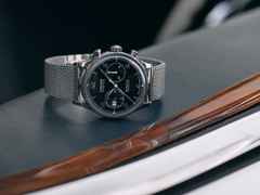 Union Glashütte Noramis Chronograph Automatik Edelstahl 42mm schwarzes Zifferblatt Metallband – Herrenuhren Chronograph aus Edelstahl. Das Gehäuse ist rund und silber. Das Edelstahlarmband ist silber. Das Zifferblatt ist arabisch Index und schwarz. – Ansicht 2