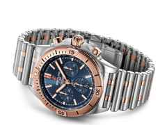 Breitling Chronomat B01 42 Automatik Edelstahl blaues Zifferblatt Metallband – Herrenuhren Chronograph aus 750 Rotgold und Edelstahl. Das Gehäuse ist rund und silber-roségold. Das Edelstahlarmband ist silber-roségold. Das Zifferblatt ist ein Index in blau. – Ansicht 3