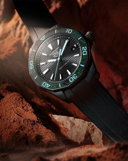 TAG Heuer Aquaracer Professional 200 Solargraph Edelstahl Schwarz-DLC 40mm schwarzes Zifferblatt schwarzes Kautschukband – Herrenuhren Uhr mit Datum aus DLC beschichtet und Edelstahl. Das Gehäuse ist rund und schwarz. Das Kautschuk / Kunststoff / Silikon Armband ist silber. Das Zifferblatt ist ein Index in schwarz. – Ansicht 5