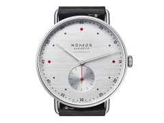 Nomos Glashütte Metro neomatik 39 Silvercut Automatik Edelstahl 39mm silberfarbenes Zifferblatt schwarzes Lederband – Herrenuhren Uhr ohne Datum aus Edelstahl. Das Gehäuse ist rund und silber. Das Lederarmband ist schwarz. Das Zifferblatt ist arabisch Index und silber. – Ansicht 3