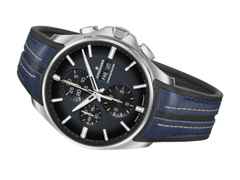 Junghans Meister S Chronoscope Automatik Edelstahl 45mm blaues Zifferblatt blaues Kautschukband – Herrenuhren Chronograph aus Edelstahl, Kautschuk und Leder. Das Gehäuse ist rund und silber. Das Kautschuk / Kunststoff / Silikon Armband ist schwarz. Das Zifferblatt ist ein Index in blau. – Ansicht 2