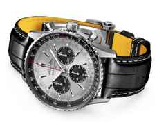 Breitling Navitimer B01 Chronograph 43 Edelstahl silbernes Zifferblatt schwarzes Lederband – Herrenuhren Chronograph aus Edelstahl. Das Gehäuse ist rund und silber. Das Lederarmband Kroko / Alligator ist schwarz. Das Zifferblatt ist ein Index in silber. – Ansicht 3