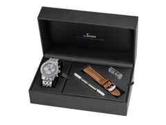 Sinn Spezialuhren 903 St II HB Navigationschronograph Automatik Edelstahl 41mm hellblaues Zifferblatt Metallband und Lederband limitiert – Herrenuhren Chronograph aus Edelstahl und Leder. Das Gehäuse ist rund und silber. Das Edelstahlarmband ist silber. Das Zifferblatt ist arabisch Index und blau. – Ansicht 13