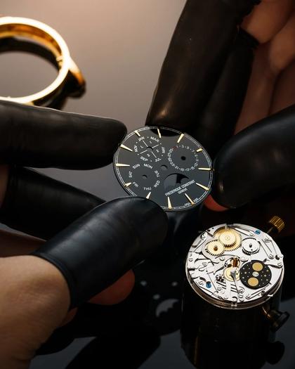 Frederique Constant Classic Perpetual Calendar Manufacture Automatik Gelbgold 40mm schwarzes Onyx Zifferblatt Lederband – Herrenuhren Uhr mit Kalender aus 750 Rotgold. Das Gehäuse ist rund und gelbgold. Das Lederarmband Kroko / Alligator ist schwarz. Das Zifferblatt ist ein Index in schwarz. – Ansicht 5