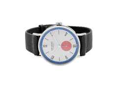 Nomos Glashütte Tangente 38 Datum "175 Years Watchmaking - Zirkus" Handaufzug Edelstahl cremeweißes Zifferblatt graues Textilband Glasboden 179.S1 Full Set Occasion Neu – Herrenuhren Uhr mit Datum aus Edelstahl. Das Gehäuse ist rund und silber. Das Textilarmband ist grau. Das Zifferblatt ist arabisch Index und weiß.