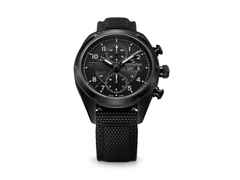 Hamilton Khaki Field Auto Chrono Resident Evil Requiem Limited Edition Automatik Edelstahl PVD-Schwarz 42mm schwarzes Zifferblatt Kautschukband – Herrenuhren Chronograph aus Edelstahl und PVD beschichtet. Das Gehäuse ist rund und schwarz. Das Kautschuk / Kunststoff / Silikon Armband ist schwarz. Das Zifferblatt ist arabisch Index und schwarz. – Ansicht 2
