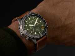 Garmin MARQ Adventurer Gen 3 Titan 47mm digitales Display braunes Lederband – Herrenuhren Uhr Multifunktion aus Keramik, Leder und Titan. Das Gehäuse ist rund und grau. Das Lederarmband ist braun. Der Zifferblatt ist digital. – Ansicht 8