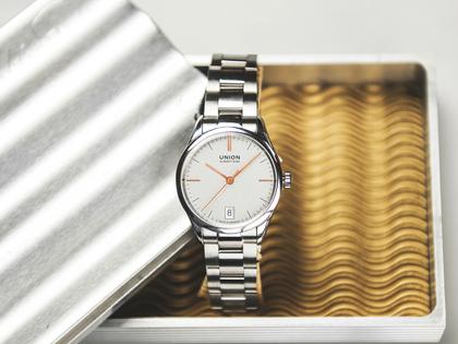 Union Glashütte Viro Datum Automatik Edelstahl 34mm silberfarbenes Zifferblatt Metallband – Damenuhren Uhr mit Datum aus Edelstahl. Das Gehäuse ist rund und silber. Das Edelstahlarmband ist silber. Das Zifferblatt ist ein Index in silber. – Ansicht 5
