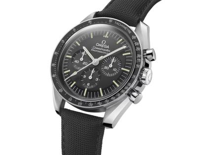 Omega Speedmaster Moonwatch Professional Chronograph Hesalitglas Handaufzug Edelstahl 42mm schwarzes Zifferblatt schwarzes Textilband – Herrenuhren Chronograph aus Edelstahl und eloxiertes Aluminium. Das Gehäuse ist rund und silber. Das Textilarmband ist schwarz. Das Zifferblatt ist ein Index in schwarz. – Ansicht 2