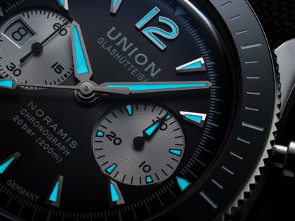 Union Glashütte Noramis Chronograph Sport Automatik Edelstahl 43mm graues Zifferblatt schwarzes Textilband – Herrenuhren Chronograph aus Edelstahl und Keramik. Das Gehäuse ist rund und silber. Das Textilarmband ist schwarz. Das Zifferblatt ist arabisch Index und anthrazit. – Ansicht 2
