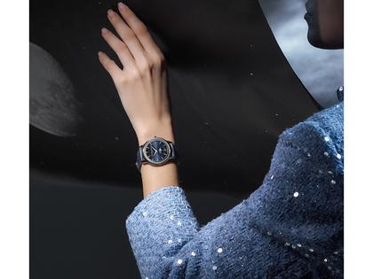 Frederique Constant Classics Moneta Moonphase Quarz 37mm blaues Zifferblatt blaues Lederband – Herrenuhren Uhr ohne Datum aus Edelstahl und Leder. Das Gehäuse ist rund und silber. Das Lederarmband ist blau. Das Zifferblatt ist ein Index in blau. – Ansicht 7