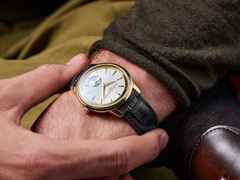 Frederique Constant Classics Moneta Moonphase Quarz Edelstahl Gelbgold-PVD 37mm weißes Zifferblatt schwarzes Lederband – Herrenuhren Uhr ohne Datum aus Edelstahl, Leder und PVD beschichtet. Das Gehäuse ist rund und gelbgold. Das Lederarmband Kroko / Alligator ist schwarz. Das Zifferblatt ist ein Index in weiß. – Ansicht 6