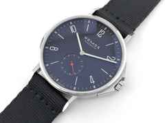 Nomos Glashütte Ahoi Atlantik Automatik Edelstahl 40mm Glasboden Ref. 557 Full Set Occasion Neu – Herrenuhren Uhr ohne Datum aus Edelstahl. Das Gehäuse ist rund und silber. Das Textilarmband ist blau. Das Zifferblatt ist arabisch Index und blau. – Ansicht 4