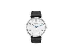 Nomos Glashütte Tangente 35 Handaufzug Edelstahl 35mm weißes Zifferblatt schwarzes Lederband Stahlboden – Herrenuhren Uhr ohne Datum aus Edelstahl und Leder. Das Gehäuse ist rund und silber. Das Lederarmband ist schwarz. Das Zifferblatt ist arabisch Index und silber.