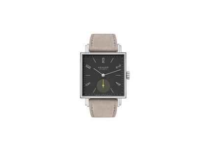 Nomos Glashütte Tetra Origins Basalt Handaufzug Edelstahl 29,5mm schwarzes Zifferblatt graues Lederband Stahlboden – Damenuhren Uhr ohne Datum aus Edelstahl und Leder. Das Gehäuse ist quadratisch und silber. Das Lederarmband ist grau. Das Zifferblatt ist arabisch Index und schwarz.