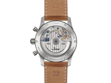 Sinn Spezialuhren 903 St II HB Navigationschronograph Automatik Edelstahl 41mm hellblaues Zifferblatt Metallband und Lederband limitiert – Herrenuhren Chronograph aus Edelstahl und Leder. Das Gehäuse ist rund und silber. Das Edelstahlarmband ist silber. Das Zifferblatt ist arabisch Index und blau. – Ansicht 4