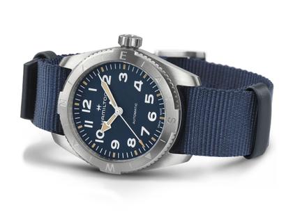 Hamilton Khaki Field Expedition Automatik Edelstahl 41mm blaues Zifferblatt blaues Textilband – Herrenuhren Uhr ohne Datum aus Edelstahl. Das Gehäuse ist rund und silber. Das Textilarmband ist blau. Das Zifferblatt ist ein Index in blau. – Ansicht 2