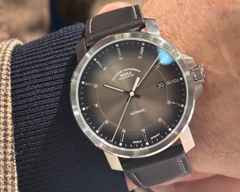 Mühle Glashütte 29er Casual Automatik Edelstahl 42,4mm braunes Zifferblatt braunes Lederband – Herrenuhren Uhr mit Datum aus Edelstahl und Leder. Das Gehäuse ist rund und silber. Das Lederarmband ist braun. Das Zifferblatt ist ein Index in braun. – Ansicht 7