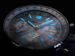 Sinn Spezialuhren 903 St II HB Navigationschronograph Automatik Edelstahl 41mm hellblaues Zifferblatt Metallband und Lederband limitiert – Herrenuhren Chronograph aus Edelstahl und Leder. Das Gehäuse ist rund und silber. Das Edelstahlarmband ist silber. Das Zifferblatt ist arabisch Index und blau. – Ansicht 7