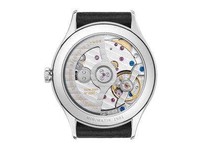 Nomos Glashütte Minimatik neomatik 35 Nachtblau Automatik Edelstahl 35mm blaues Zifferblatt schwarzes Lederband – Herrenuhren Uhr ohne Datum aus Edelstahl. Das Gehäuse ist rund und silber. Das Lederarmband ist schwarz. Das Zifferblatt ist arabisch Index und blau. – Ansicht 2